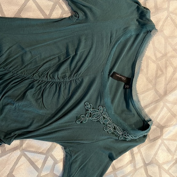 Green top with accents - Picture 3 of 3